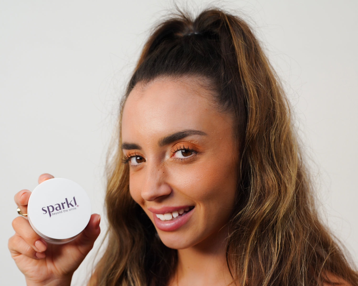 Rinse your mouth and enjoy a cleaner feel and a whiter smile with every use